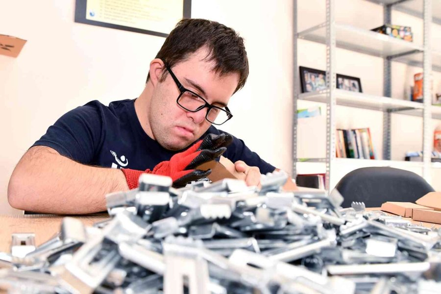 Özel Bireylerin Ellerinden 12 Buçuk Milyon Parça Çıktı