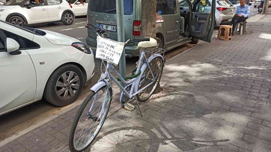 İlginç Sıfatlar Yazılı Satılık Bisikletler Alıcısını Bekliyor