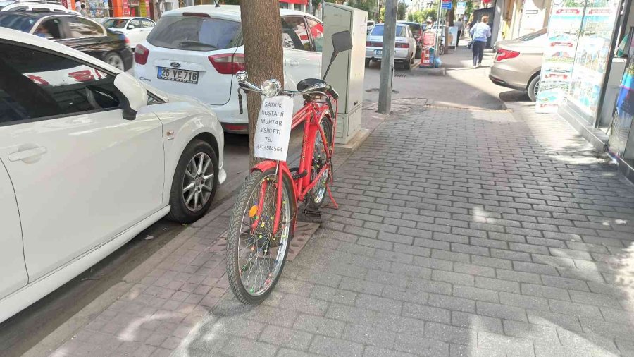 İlginç Sıfatlar Yazılı Satılık Bisikletler Alıcısını Bekliyor