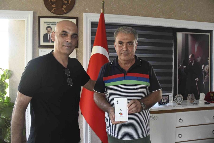 Başkan Topaloğlu’ndan Başarılı Öğrencilere Bilgisayar Ve Telefon Hediyesi