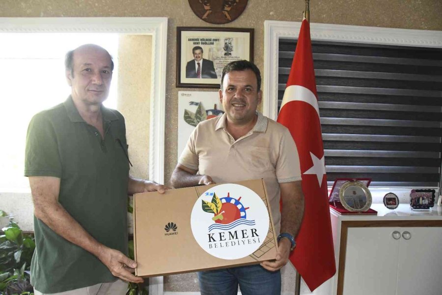 Başkan Topaloğlu’ndan Başarılı Öğrencilere Bilgisayar Ve Telefon Hediyesi