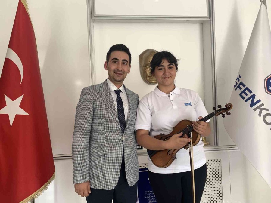 Eskişehirli Genç Bestekâr Notalarıyla Büyülüyor