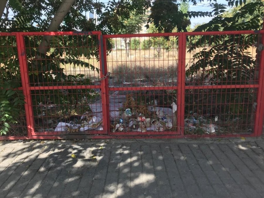 Çitlerle Çevrili Araziyi Çöplüğe Çevirdiler