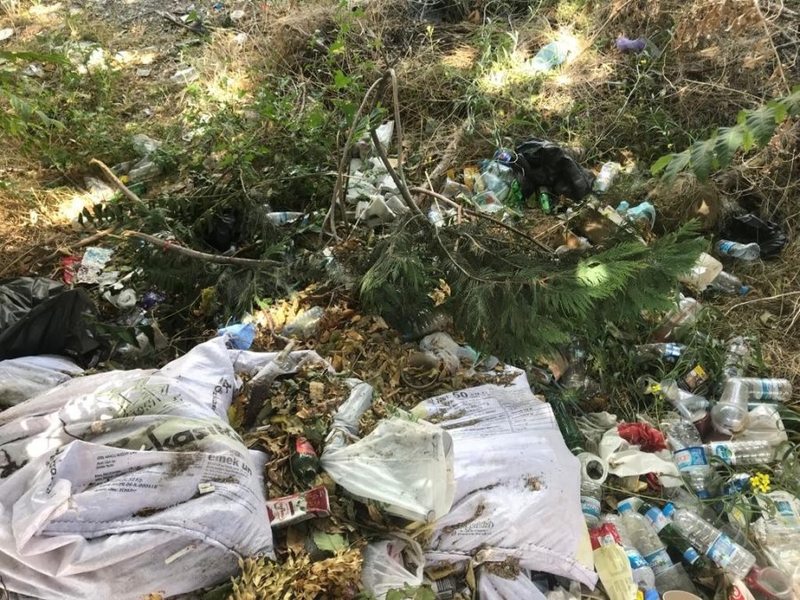 Çitlerle Çevrili Araziyi Çöplüğe Çevirdiler