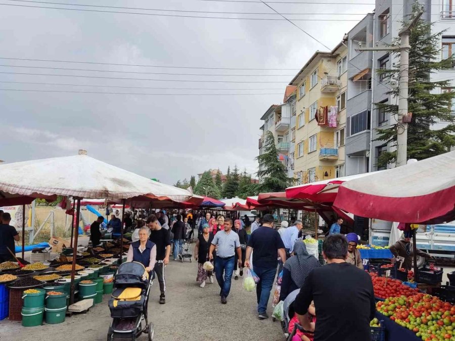 Aniden Bastıran Yağış Pazarda Zor Anlar Yaşattı