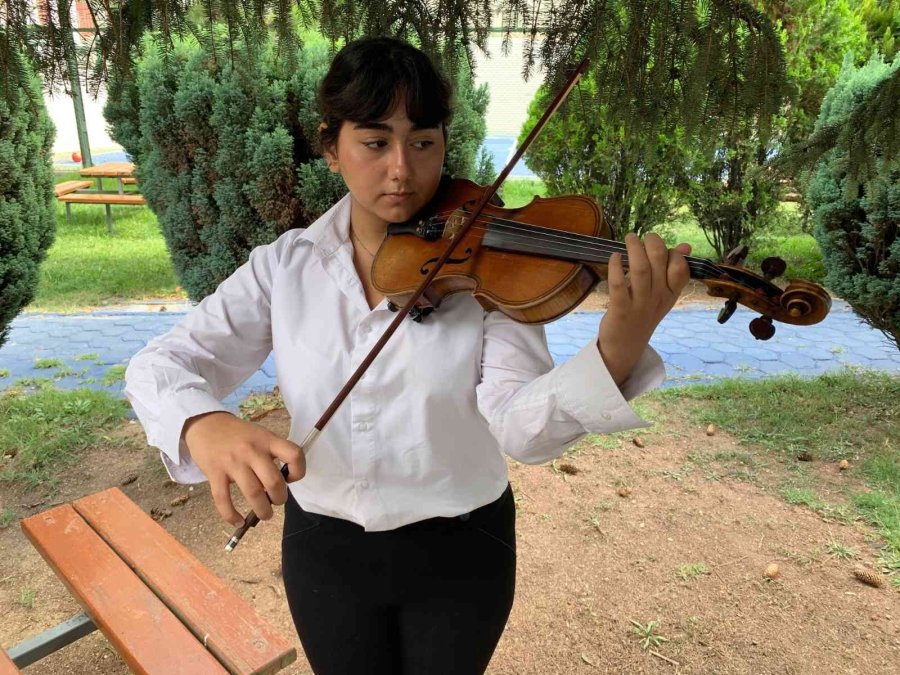 Eskişehirli Genç Bestekâr Notalarıyla Büyülüyor