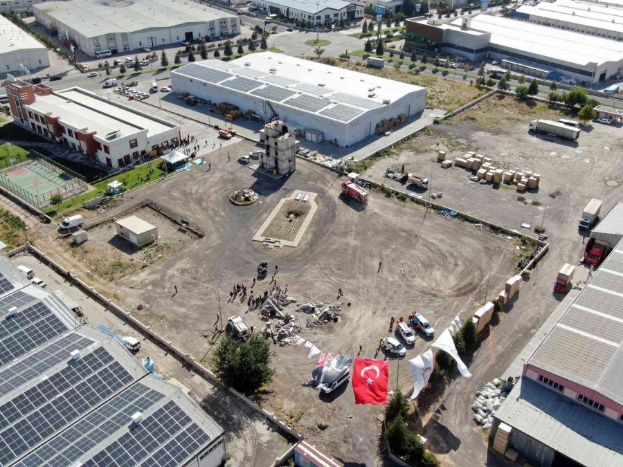 Kayseri’de Deprem Ve Yangın Tatbikatı Gerçeğini Aratmadı