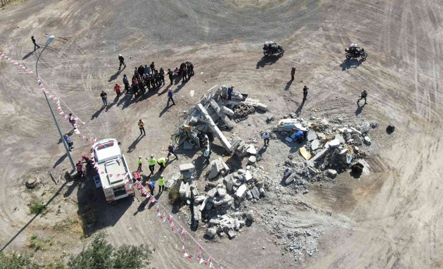 Kayseri’de Deprem Ve Yangın Tatbikatı Gerçeğini Aratmadı