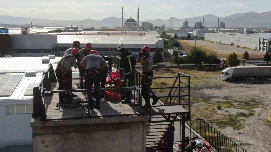 Kayseri’de Deprem Ve Yangın Tatbikatı Gerçeğini Aratmadı