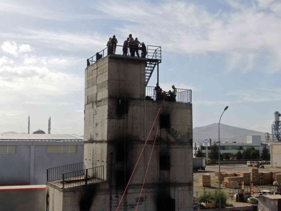 Kayseri’de Deprem Ve Yangın Tatbikatı Gerçeğini Aratmadı