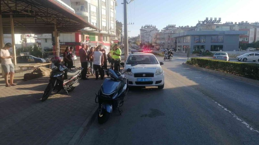 Otomobilin Çarptığı Motosiklet Sürüklenip Önünde Giden Motosiklete Çarptı