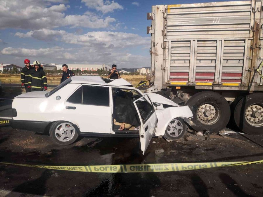 Otomobil Tıra Arkadan Çarptı: 2 Ölü