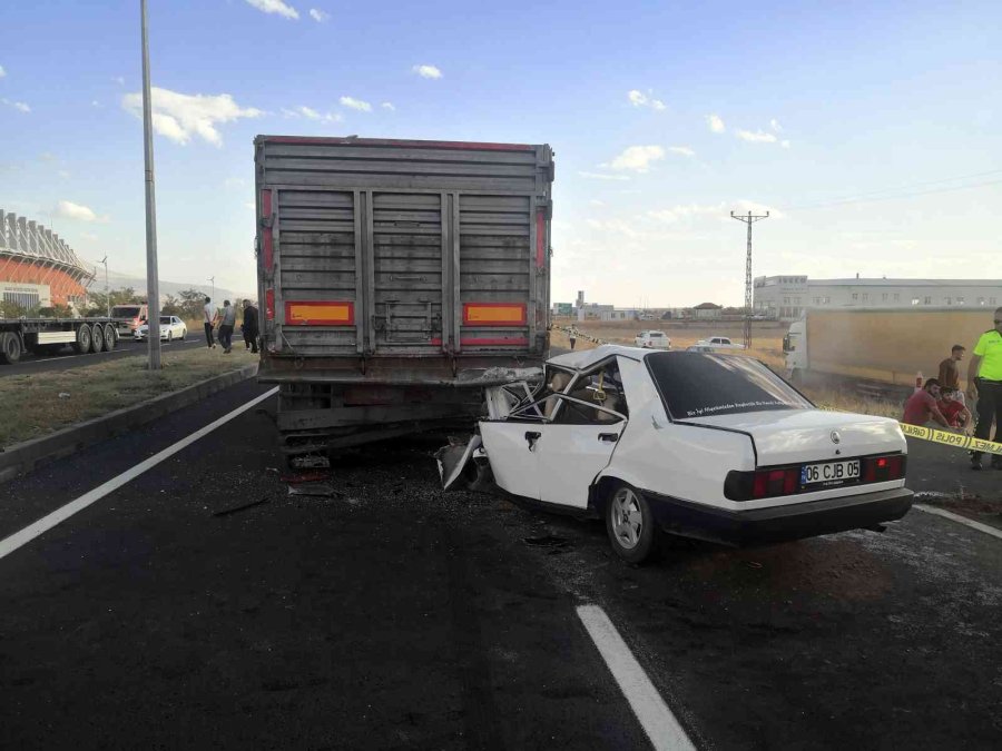 Otomobil Tıra Arkadan Çarptı: 2 Ölü