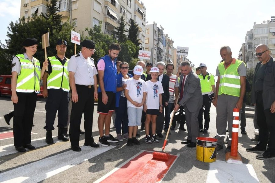 Antalya’da, ‘yayalara Öncelik Duruşu, Hayata Saygı Duruşu" Etkinliği Düzenlendi