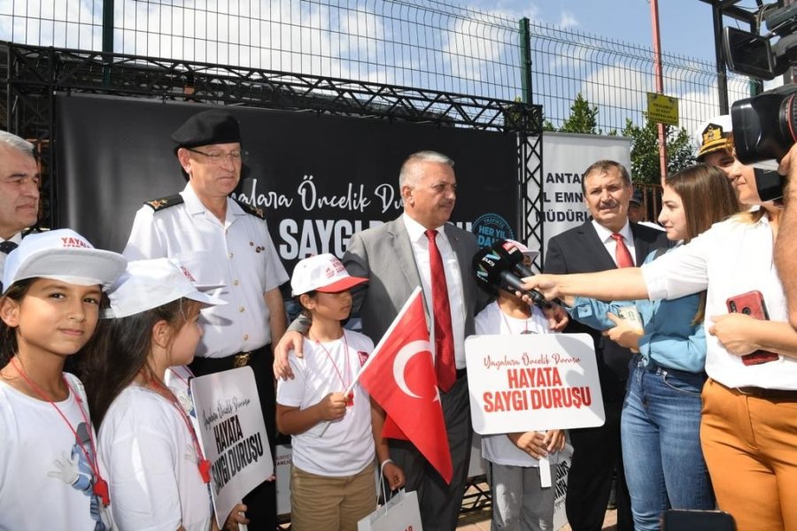 Antalya’da, ‘yayalara Öncelik Duruşu, Hayata Saygı Duruşu" Etkinliği Düzenlendi