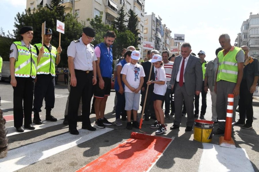 Antalya’da, ‘yayalara Öncelik Duruşu, Hayata Saygı Duruşu" Etkinliği Düzenlendi