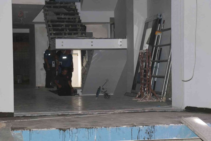 Mermer Blok Taşıdıkları İnşaatın Asansörüne Düşen 2 İşçi Yaralandı