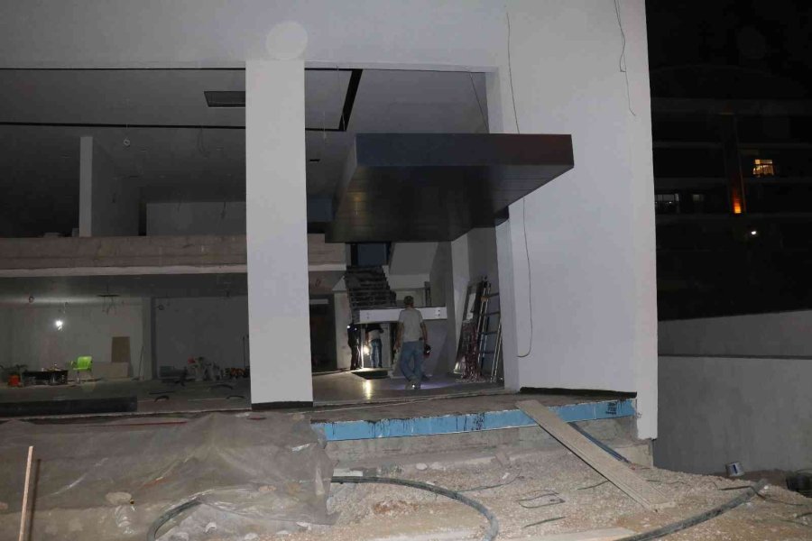 Mermer Blok Taşıdıkları İnşaatın Asansörüne Düşen 2 İşçi Yaralandı