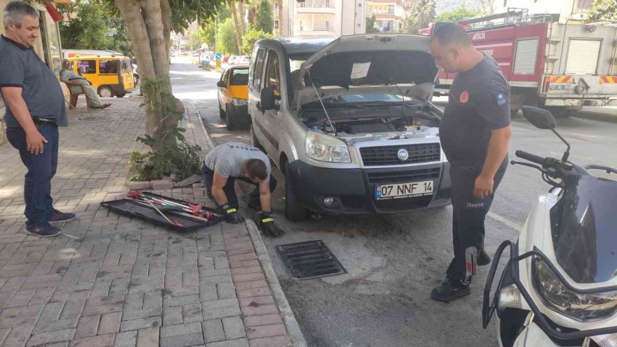 Kurtarıldıktan Sonra İkinci Kez Motor Kısmına Giren Kediyi İtfaiye Eri Kurtardı