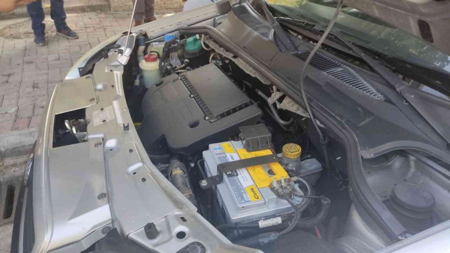 Kurtarıldıktan Sonra İkinci Kez Motor Kısmına Giren Kediyi İtfaiye Eri Kurtardı