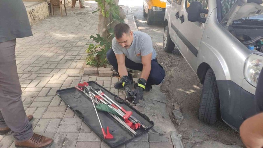 Kurtarıldıktan Sonra İkinci Kez Motor Kısmına Giren Kediyi İtfaiye Eri Kurtardı