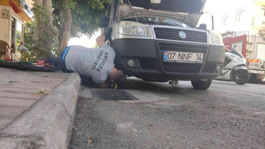 Kurtarıldıktan Sonra İkinci Kez Motor Kısmına Giren Kediyi İtfaiye Eri Kurtardı