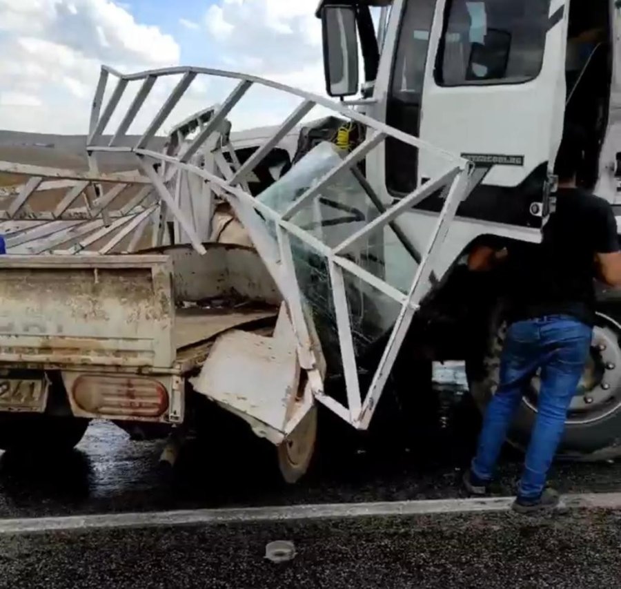 Kamyonet Kamyonun Altında Kaldı: 1’i Ağır 2 Kişi Yaralandı