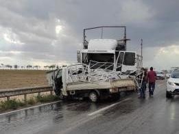 Kamyonet Kamyonun Altında Kaldı: 1’i Ağır 2 Kişi Yaralandı