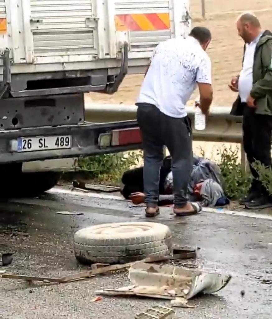 Kamyonet Kamyonun Altında Kaldı: 1’i Ağır 2 Kişi Yaralandı