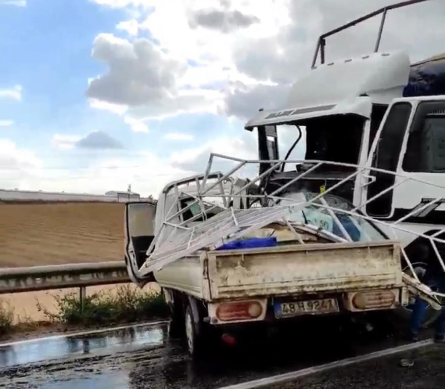 Kamyonet Kamyonun Altında Kaldı: 1’i Ağır 2 Kişi Yaralandı