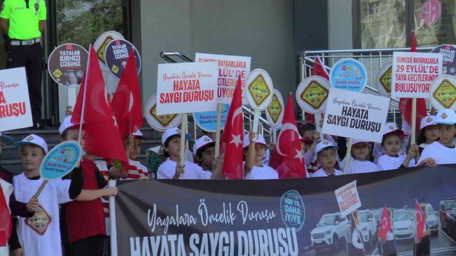 Minik Öğrencilerden Sürücülere ‘önce Yaya’ Farkındalık Etkinliği