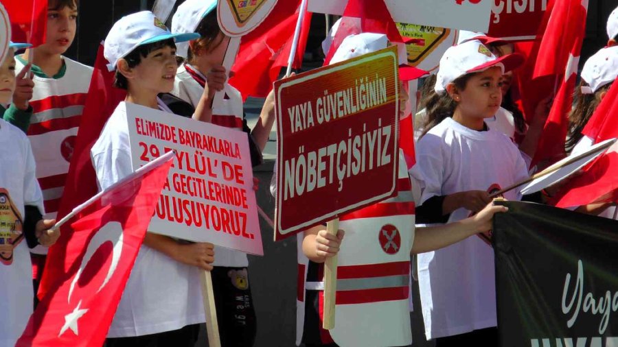 Minik Öğrencilerden Sürücülere ‘önce Yaya’ Farkındalık Etkinliği