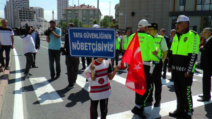 Minik Öğrencilerden Sürücülere ‘önce Yaya’ Farkındalık Etkinliği