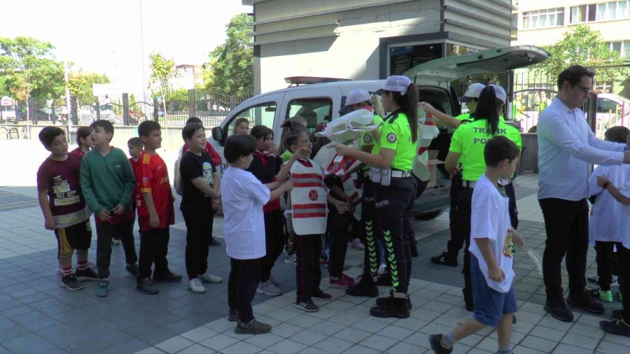 Minik Öğrencilerden Sürücülere ‘önce Yaya’ Farkındalık Etkinliği