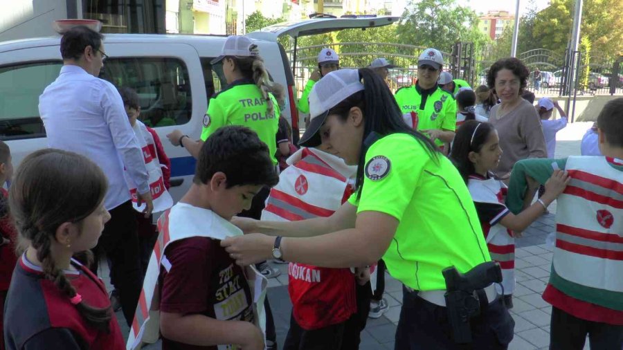 Minik Öğrencilerden Sürücülere ‘önce Yaya’ Farkındalık Etkinliği