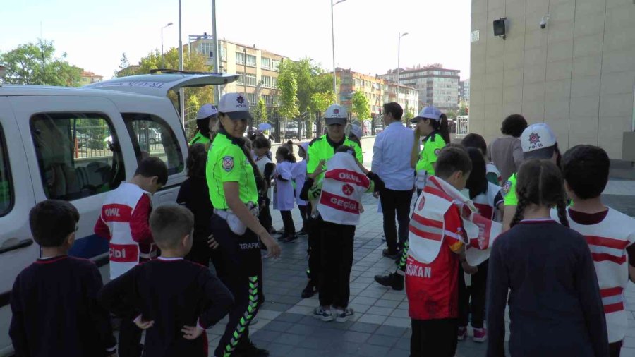 Minik Öğrencilerden Sürücülere ‘önce Yaya’ Farkındalık Etkinliği