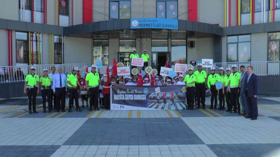 Minik Öğrencilerden Sürücülere ‘önce Yaya’ Farkındalık Etkinliği