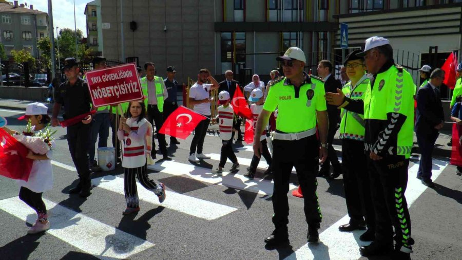 Minik Öğrencilerden Sürücülere ‘önce Yaya’ Farkındalık Etkinliği