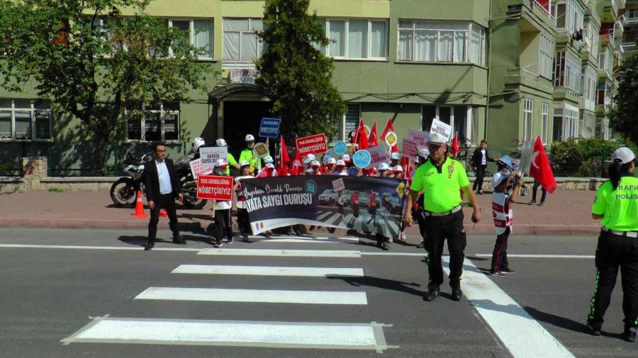 Minik Öğrencilerden Sürücülere ‘önce Yaya’ Farkındalık Etkinliği