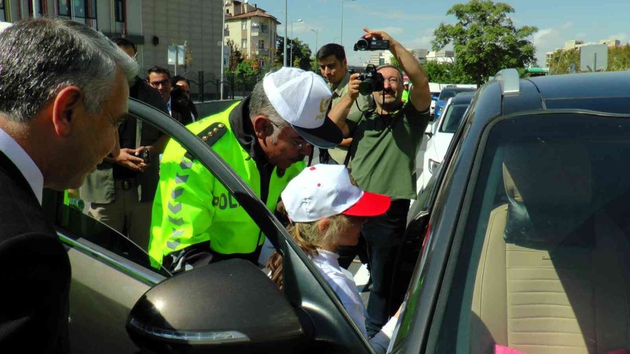 Minik Öğrencilerden Sürücülere ‘önce Yaya’ Farkındalık Etkinliği