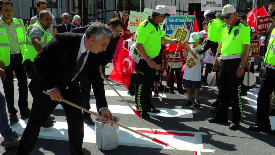 Minik Öğrencilerden Sürücülere ‘önce Yaya’ Farkındalık Etkinliği