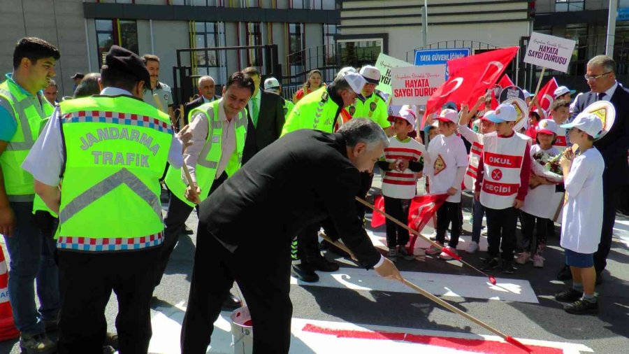 Minik Öğrencilerden Sürücülere ‘önce Yaya’ Farkındalık Etkinliği