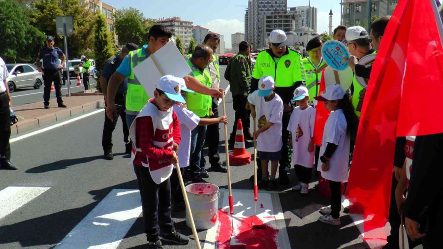 Minik Öğrencilerden Sürücülere ‘önce Yaya’ Farkındalık Etkinliği