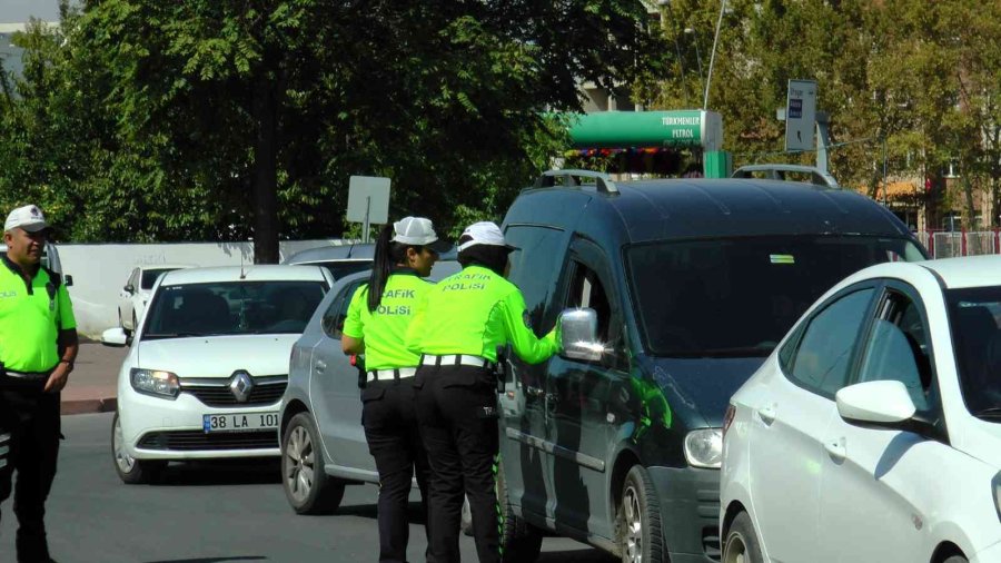 Minik Öğrencilerden Sürücülere ‘önce Yaya’ Farkındalık Etkinliği