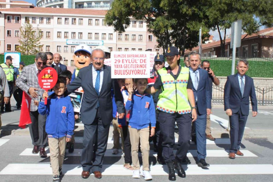 Konya’da Yaya Önceliği İçin Yaya Geçidi Çizgisi Kırmızıya Boyandı