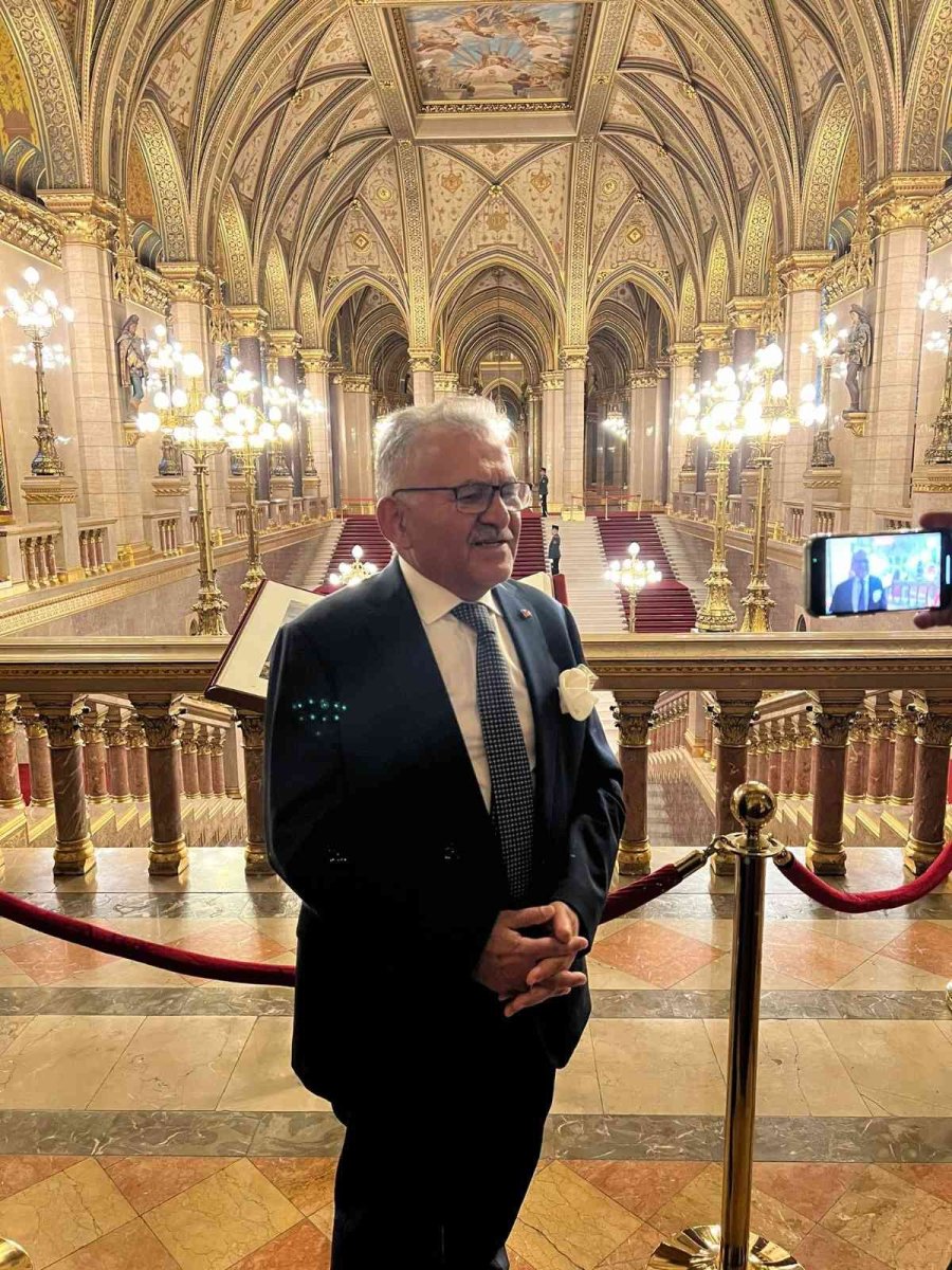 Başkan Büyükkılıç, Macaristan Parlamento Binası’nı Gezdi