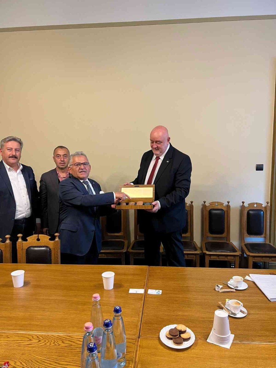 Başkan Büyükkılıç, Macaristan Parlamento Binası’nı Gezdi