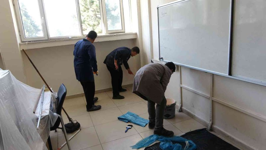 Kayseri’de Meslek Lisesinde Üretilen Boyalar Okulları Yeniliyor
