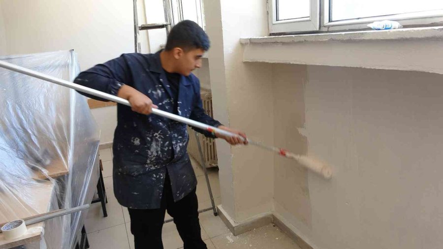 Kayseri’de Meslek Lisesinde Üretilen Boyalar Okulları Yeniliyor