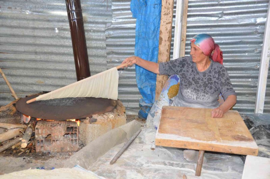 Konyalı Ev Hanımları Kışlık Yufka Ekmeği Yapımına Başladı
